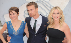 Theo James - Shailene Woodley, Kate Winslet, Theo James - на премьере фильма 'Divergent' at Odeon Leicester Square, Лондон, 30 марта 2014 (918xHQ) YpL6Csgm