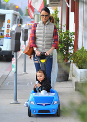 Jordana Brewster - Out with her son in Los Angeles, 9 января 2015 (18xHQ) ZPtOKOky