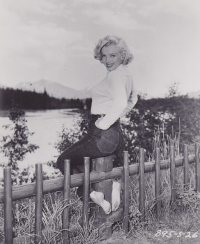Marilyn Monroe -HQ- x1 (look at my soles!!!) - The MousePad